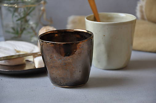 Šálka, pohár v glazúre kovovej farby