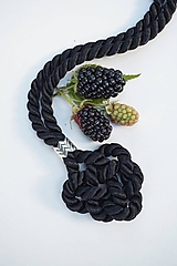Uzlový náhrdelník čierny