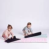 Úžitkový textil - Detská podložka na jógu Rozprávkový svet zo 100% prírodného kaučuku - 13612599_