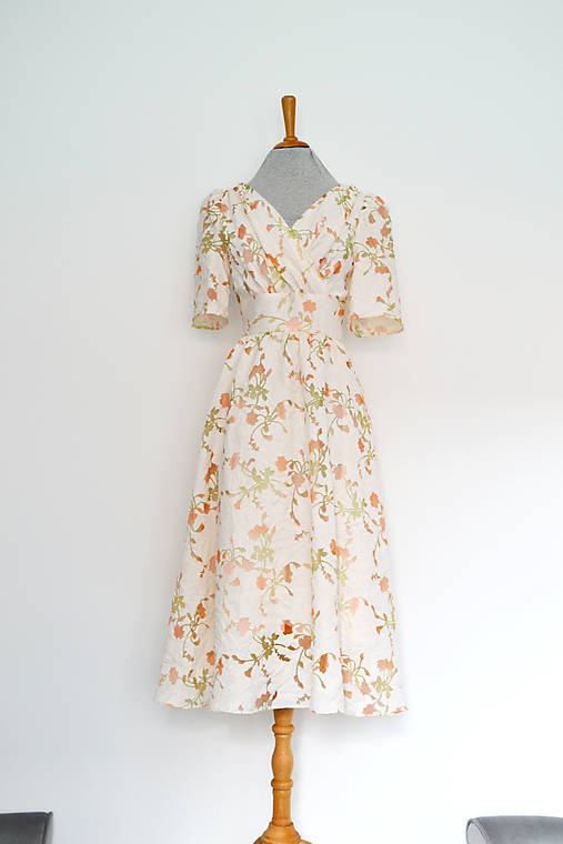 Kvetované  transparentné  šaty s riaseným vrškom, výrazným pásom a riasenou sukňou 