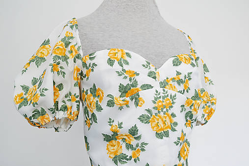 Korzetové šaty s puffy rukávikmi z kvetinovej organzy (upcy)
