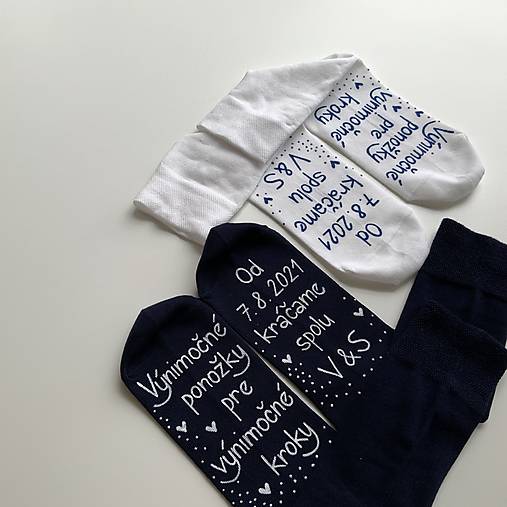 Maľované ponožky pre novomanželov s nápisom "Výnimočné ponožky pre výnimočné kroky/ Od (dátum) kráčame spolu ((MODRÉ+BIELE))