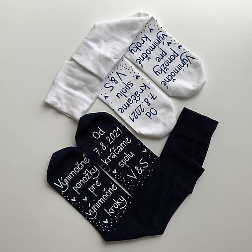 Maľované ponožky pre novomanželov s nápisom "Výnimočné ponožky pre výnimočné kroky/ Od (dátum) kráčame spolu ((MODRÉ+BIELE))