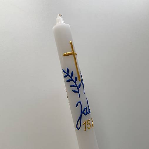 Krstná ručne maľovaná košieľka a svieca v modro zlatej kombinácii farieb s lístkami