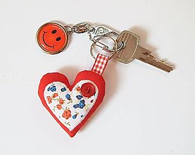 Kľúčenky - Červené srdiečko - prívesok na kľúče (Červené s kvietkovaným srdiečkom v strede) - 13623388_