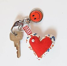 Kľúčenky - Červené srdiečko - prívesok na kľúče (Kvietkované s červeným srdiečkom v strede) - 13623389_