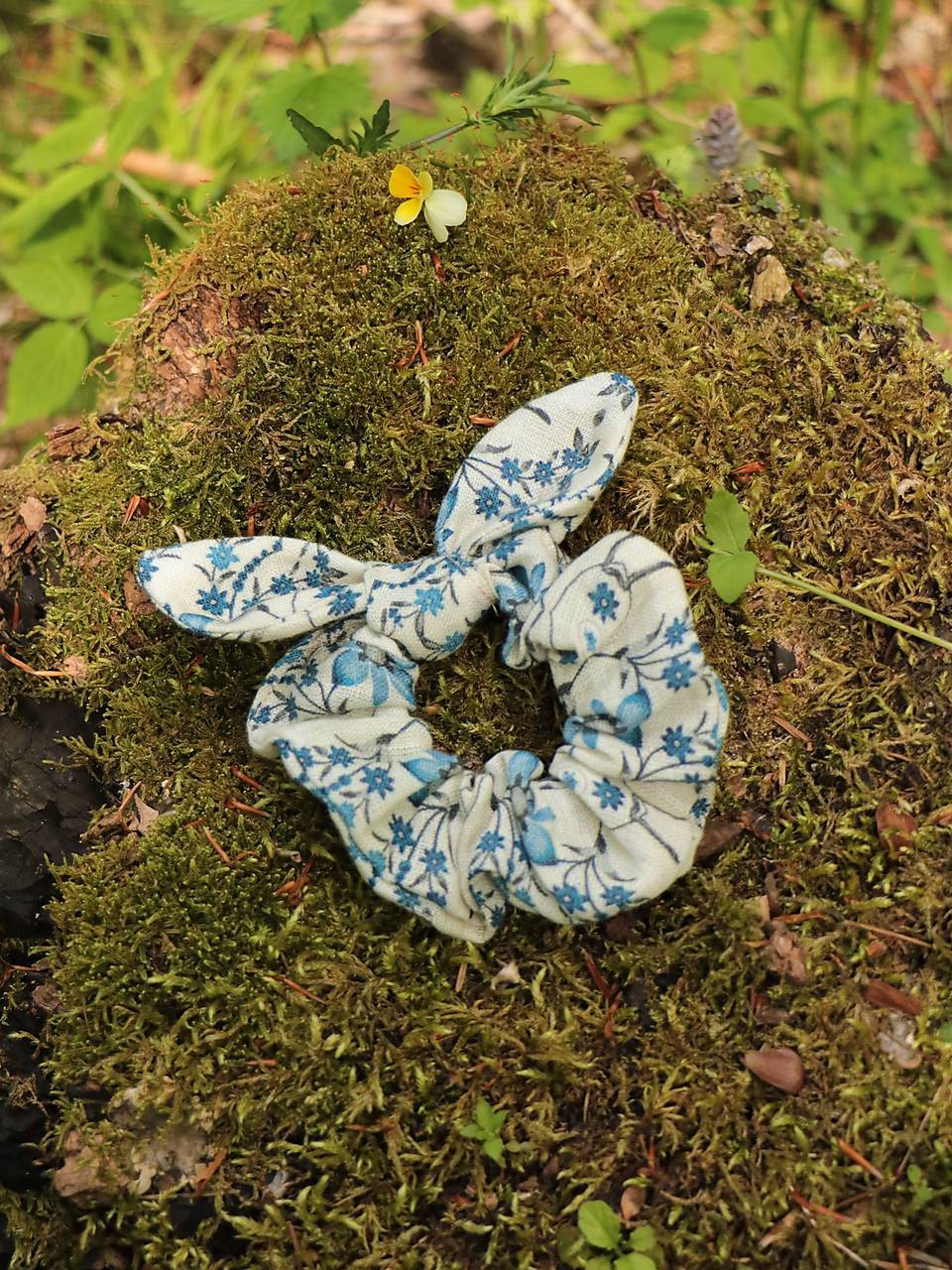 Ušatá scrunchies ľanová gumička modré kvietky