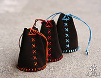 Peňaženky - Kožený mešec čierny s farebným šitím (Šitý červeným remienkom) - 13637670_
