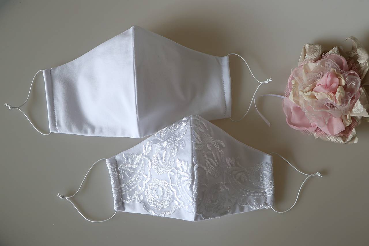 Dizajnové rúška pár biele kvietky tvarované dvojvrstvové