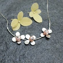 Náhrdelníky - Hortenzie - náhrdelník s ružovou perlou - 13641444_
