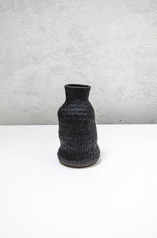 Váza black MASS čierna so štruktúrou