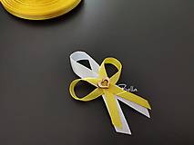 Žlté svadobné pierka pre hostí