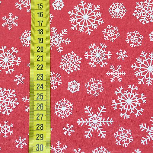 Textil - Vianočná 100% bavlna - metráž - biele vločky na červenej - 13643293_