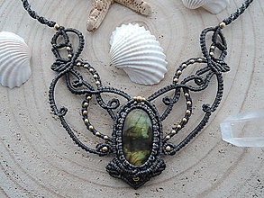 Náhrdelníky - Macramé náhrdelník s labradoritom a bronzovými korálkami - 13643413_
