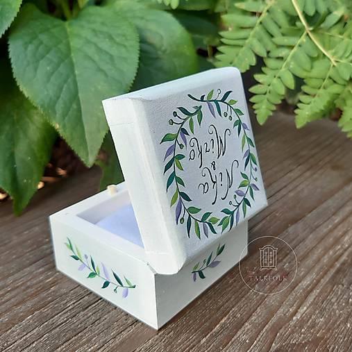 Krabička na svadobné obrúčky (Biela s zelenými lístočkami)