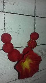 Náhrdelníky - plstený náhrdelník s kvetom - 13647704_