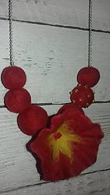 Náhrdelníky - plstený náhrdelník s kvetom - 13647705_