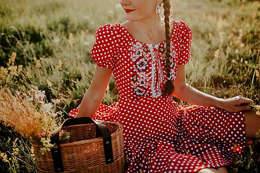 červené bodkované šaty Zámutovské kvety