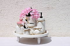 Romantická kúpeľňa - vintage upcyklovaná dekorácia  s hortenziami