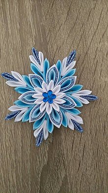 Dekorácie - Modrá vločka (S bielym kvetom) - 13657024_