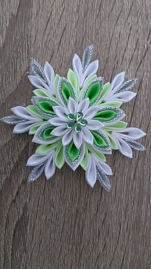Dekorácie - Zelená vločka (S bielym kvetom) - 13658398_