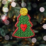 Dekorácie - Vianočný stromček Fimom pletený - srdiečkový gombík (ozdoba) - 13658824_