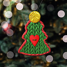 Dekorácie - Vianočný stromček Fimom pletený - srdiečkový gombík (ozdoba) - 13658824_