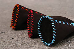 Peňaženky - Kožený mešec čierny s farebným šitím (Šitý červeným remienkom) - 13661685_