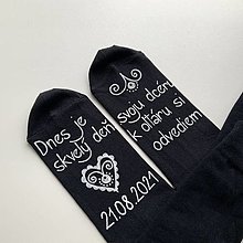 Ponožky, pančuchy, obuv - Maľované ponožky pre ocka nevesty (na čiernych s maľbou v bielom) - 13659879_