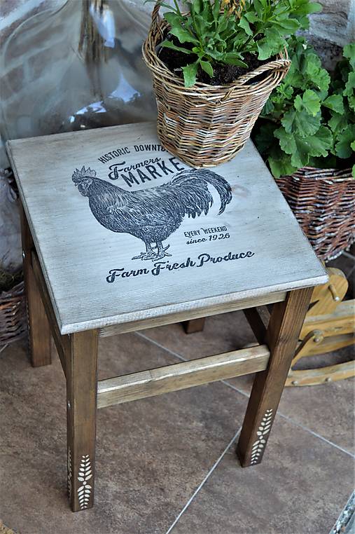 Farmársky stolík s kohútom a ornamentom na nohách