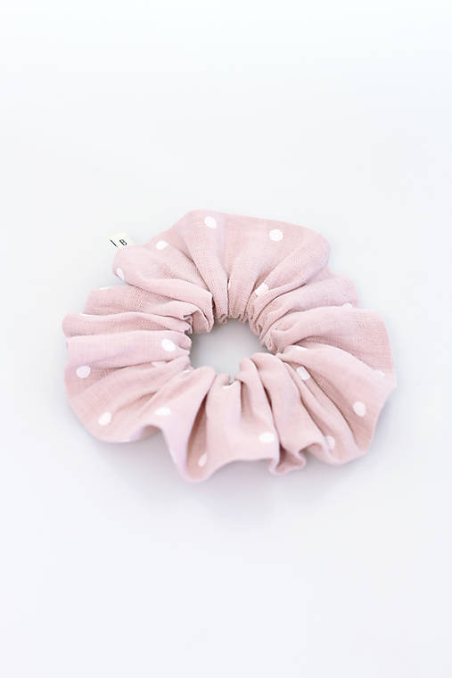 Ružová bodkovaná ľanová gumička do vlasov scrunchie "Blumka"