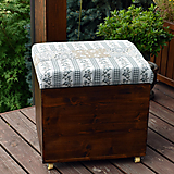Nábytok - čalúnená drevená kocka na kolieskach - 13664025_