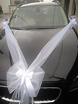 Dekorácie - biela výzdoba na auto  aj so saténovými  mašľami aj na kľučky aj v iných farbách mašlí - 13666432_