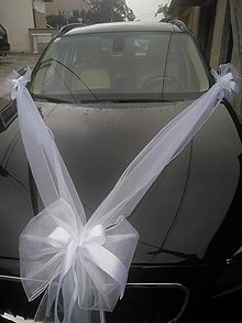 Svadobné pierka - biela výzdoba na auto  aj so saténovými  mašľami aj na kľučky aj v iných farbách mašlí - 13666433_