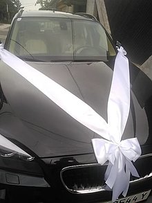 Svadobné pierka - biela saténová výzdoba na auto aj s mašľami na kľučky a zrkadla - 13666455_