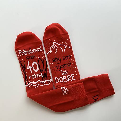 Maľované tmavomodré ponožky k narodeninám (Pre lyžiara červené s menom)