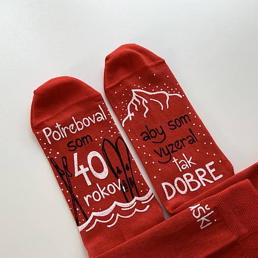 Maľované tmavomodré ponožky k narodeninám (Pre lyžiara červené s menom)