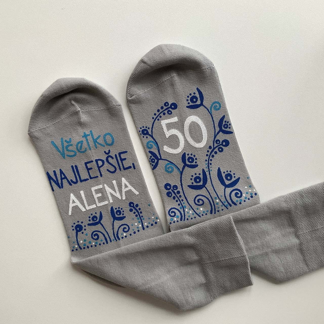 Maľované ponožky s nápisom: "Všetko najlepšie (+ meno + vek” (sivé s kvetinkami))