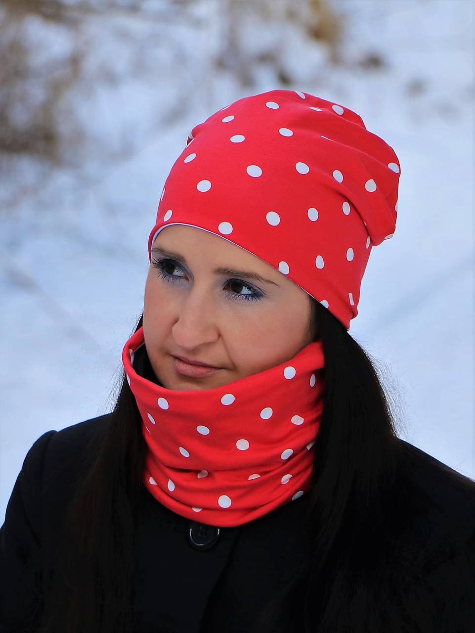 Bodky na červenej čiapka, nákrčník alebo set