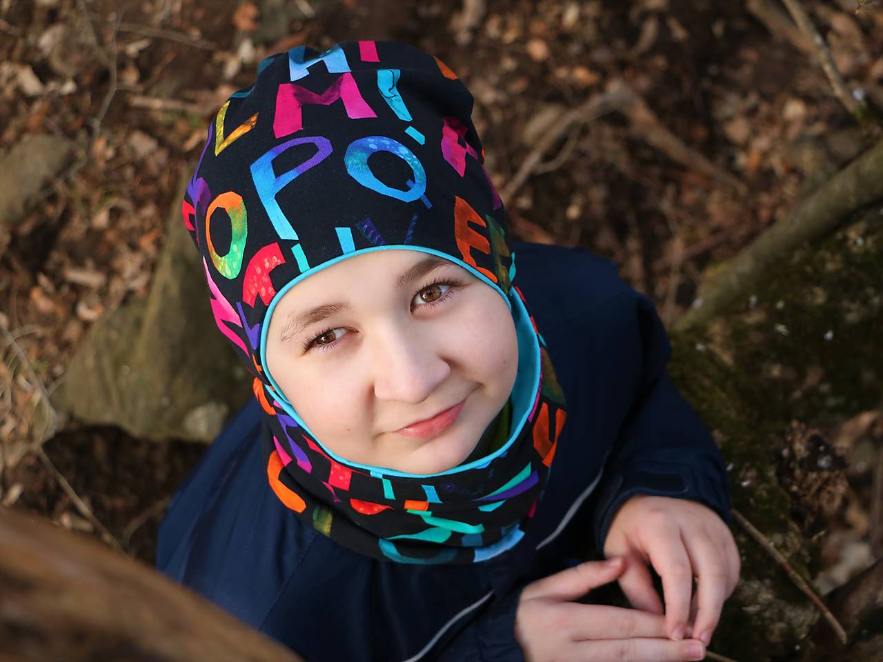 Písmená úpletová čiapka, nákrčník alebo set