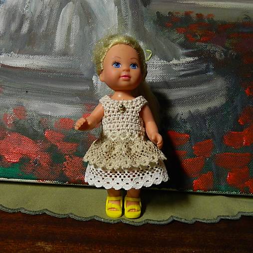  - háčkované šatičky pre 11 cm bábiku Evičku (bežovo biele s krajkou) - 13670059_