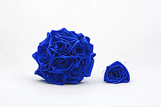 Kytice pre nevestu - Saténová kytica svadobná kráľovská modrá ruže (kytica + pierko) - 13677549_