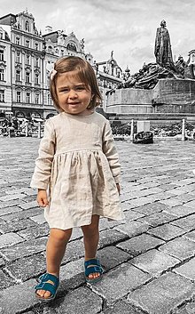 Detské oblečenie - Lastovička - detské ľanové šaty s riasením a dlhými rukávmi (piesková) - 13678558_