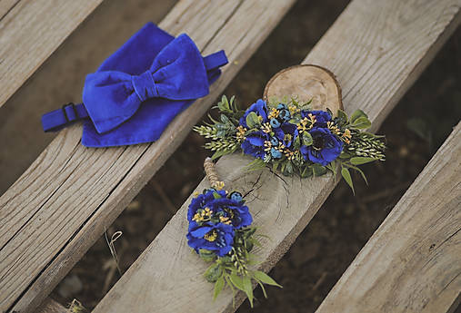 Svadobný set nevesta a ženích modrý (polvenček, zamatový motýlik a vreckovka, pierko)