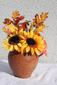 Dekorácie - Jeseň v džbáne -vintage jesenná dekorácia so slnečnicami a jesenným lístím - 13681071_