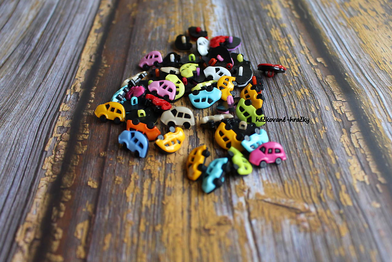 Gombík autíčko