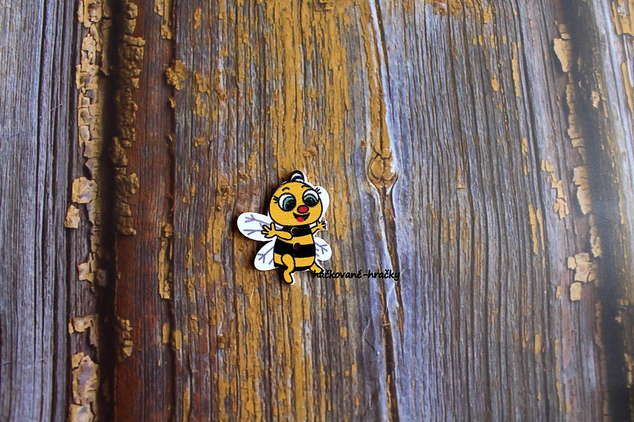 Drevený gombík včielka