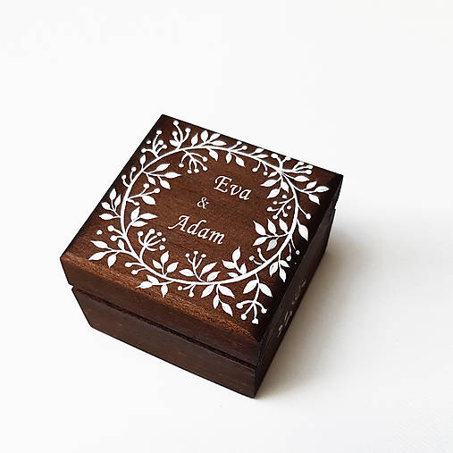 Krabička na svadobné obrúčky (Hnedá s bielymi lístočkami)