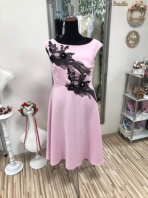 Ružové šaty s čiernou aplikáciou