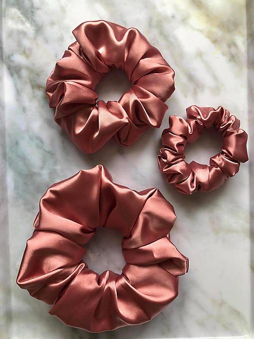 Ozdoby do vlasov - Saténová Gumička Scrunchie staroružová - 13683153_